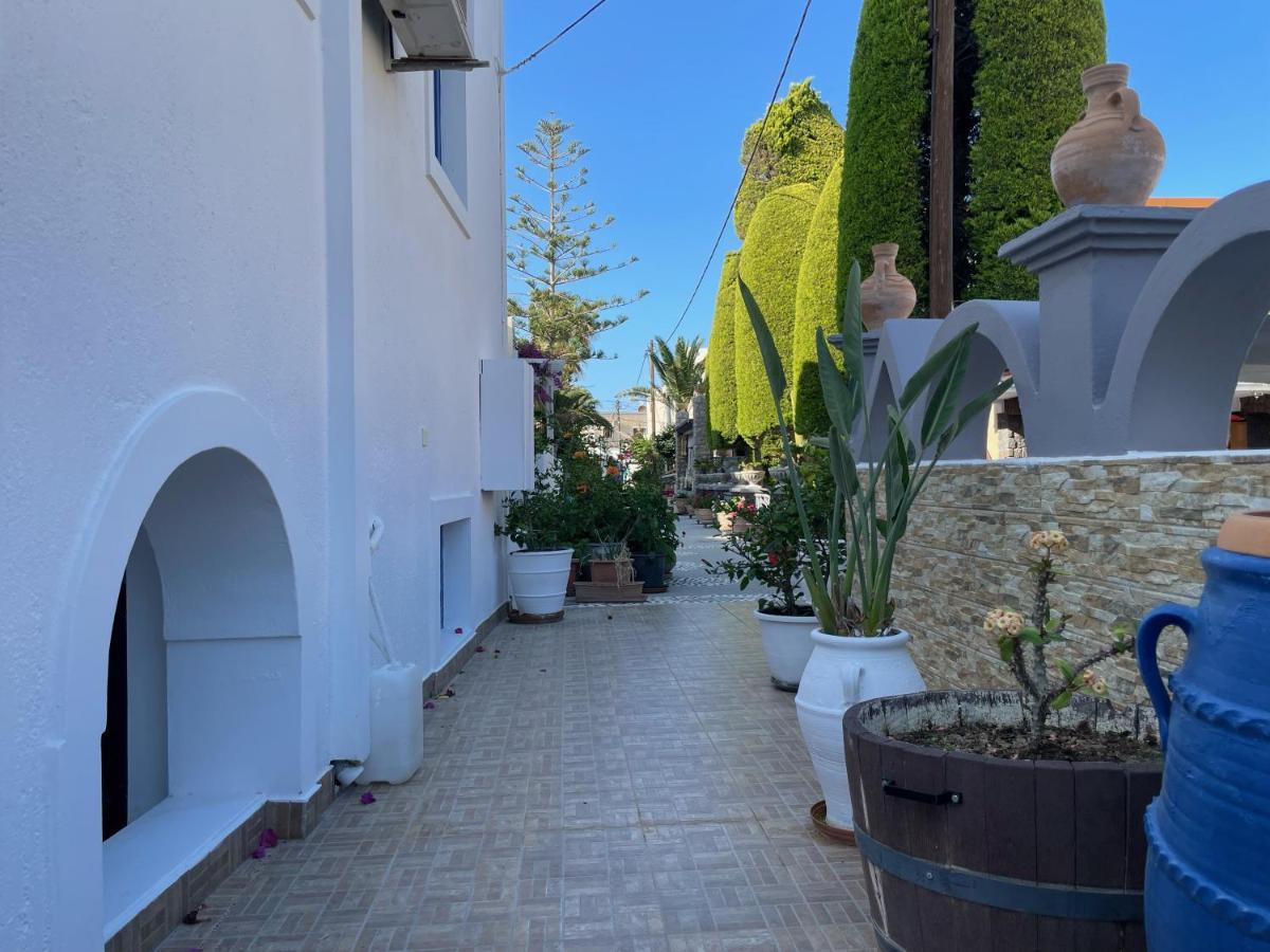Leonidas Apartments Kamári 外观 照片